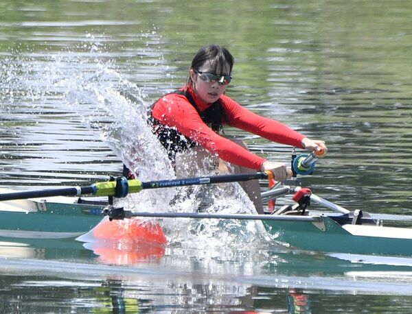 ローイング女子シングルスカル 力強くゴールラインを通過する根本(佐野東)=渡良瀬川特設コース、湯田大士撮影