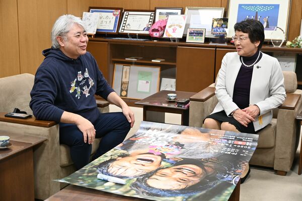 大川市長（右）にドラマをＰＲする八津さん＝１７日午後、栃木市役所
