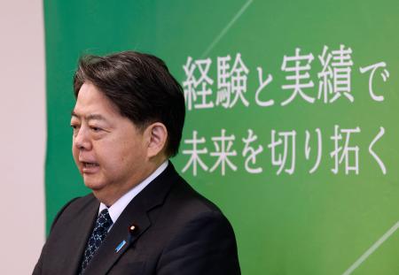 　山口県で開かれた総決起大会に、オンラインで参加する林官房長官＝２８日午後、国会