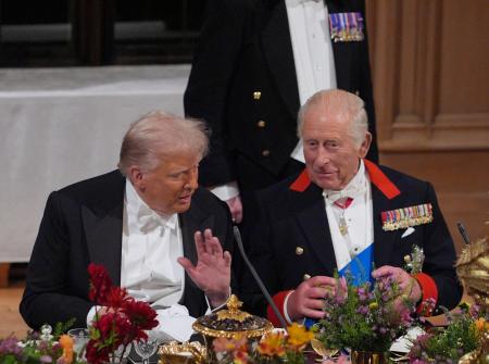 17日、ロンドン郊外のウィンザー城で開かれた晩さん会で会話するチャールズ英国王(右)とトランプ米大統領(ゲッティ=共同)