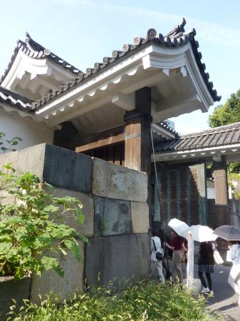 　旧江戸城田安門の高麗門＝東京都千代田区