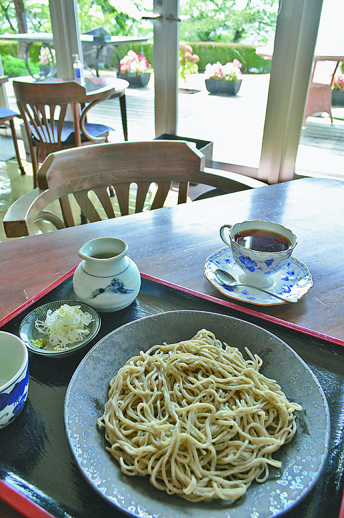 休日はちょっと早めのランチがお勧め「せいろそばとコーヒー」