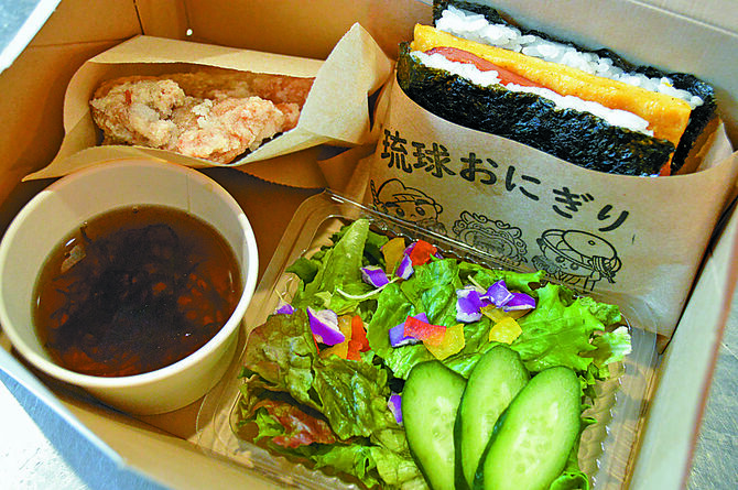 ジューシーで塩気がたまらない「琉球塩唐揚げ」とサラダ、もずくスープが付くセットは７００円
