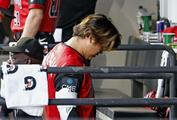 村上宗隆、右脚の張りで交代