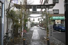 小山駅西口大通りにたたずむ石造りの鳥居　「元須賀神社」の成り立ちとは？…