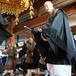 7人の僧侶が鉦打ち鳴らし、踊りながら念仏　栃木の福正寺で「踊り念仏」奉納