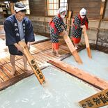湯船に響く湯もみ唄　大正時代からの伝統　那須・鹿の湯で一般公開始まる