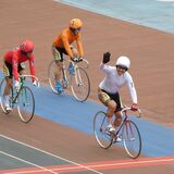 レジェンド神山、引退レース１着で花道飾る　宇都宮競輪場で神山雄一郎カップ 　１番車、白の勝負服で力走