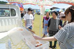 塩谷町商工会が軽トラ市を初開催