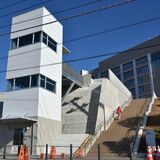 小山市庁舎「第２駐車場」完成、急階段苦情でエレベーターも　16人乗り「積極的に活用を」