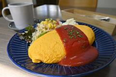 量たっぷり、卵とろっ　オムライス（ミニサラダ付き）　喫茶・軽食ＦＩＫＡ（宇都宮）