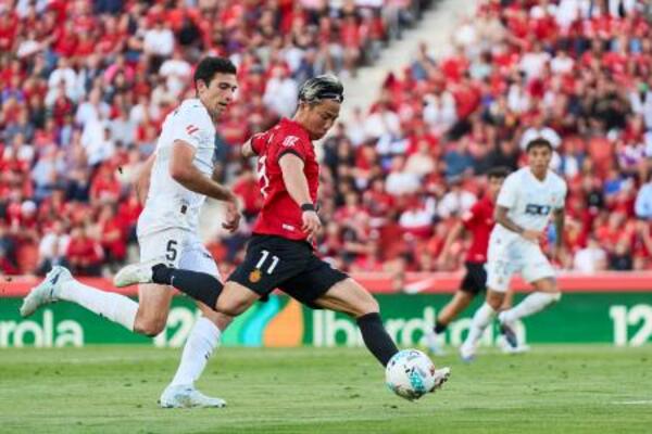 　後半途中まで出場したマジョルカの浅野拓磨（右）＝２１日（ゲッティ＝共同）