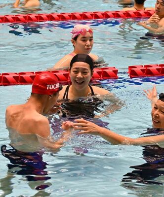 体の動かし方などを指導する千葉さん（中央）＝３日午前、宇都宮市西川田４丁目