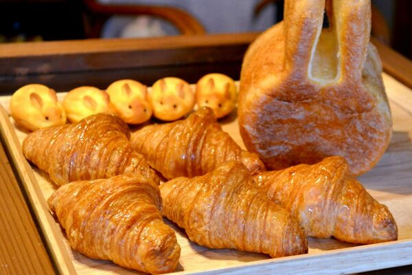 クロワッサン（手前）と、うさチー、うさ食パン。うさ食パンは午前中に売り切れることもある
