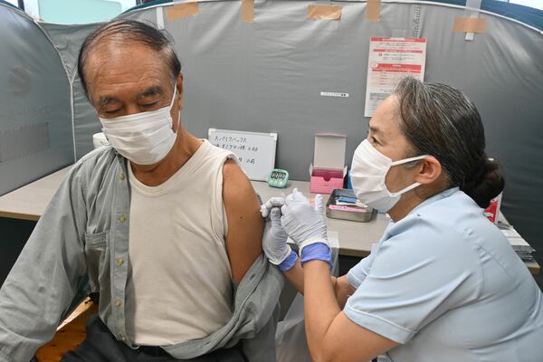 新型コロナワクチンの秋接種を受ける男性＝５日午前、鹿沼市酒野谷
