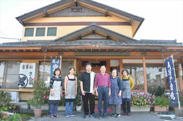 従業員に囲まれる木村さん（右から３人目）、能子さん（同２人目）、仁一さん（同４人目）