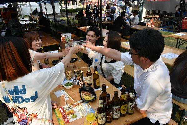 ドイツビールで乾杯する来場者ら