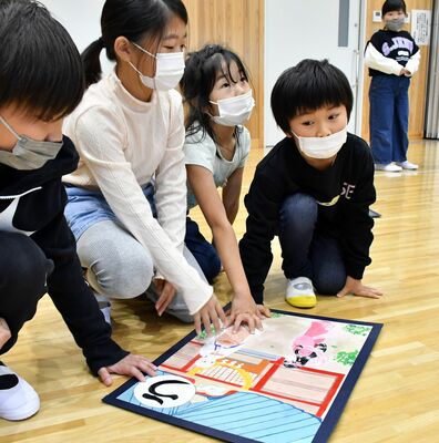 ジャンボかるた取りを楽しむ児童たち
