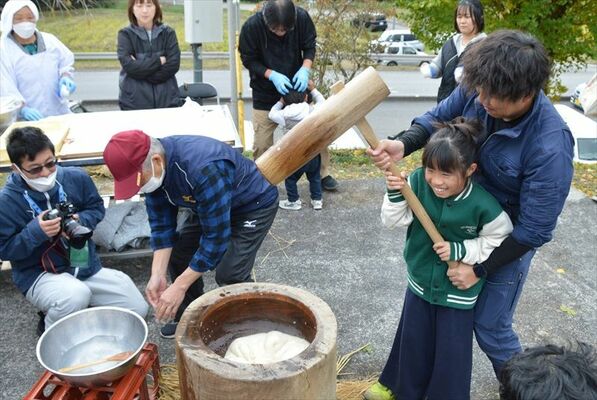 子どもたちも体験した収穫祭の餅つき