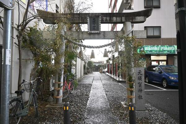 大通り沿いに立つ元須賀神社の鳥居