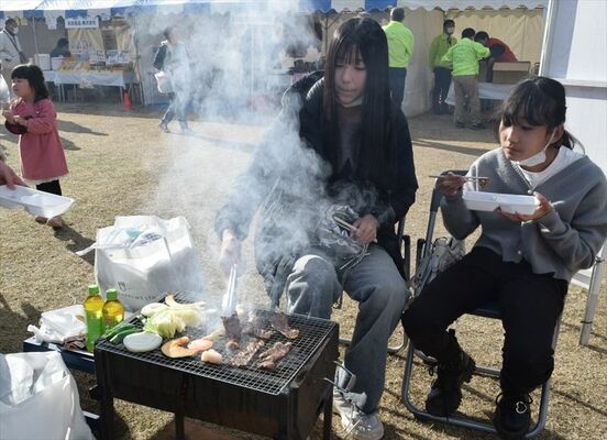食肉まつりでバーベキューを楽しむ参加者＝２日午後、宇都宮城址公園