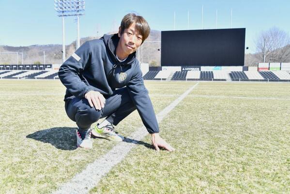 栃木シティの本拠地で芝を管理しチームを支える若林さん＝ＣＦＳ