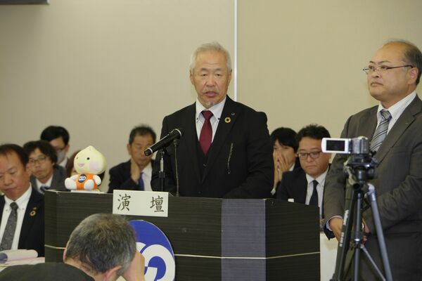 会長就任のあいさつをする中島氏＝12日午後、宇都宮市