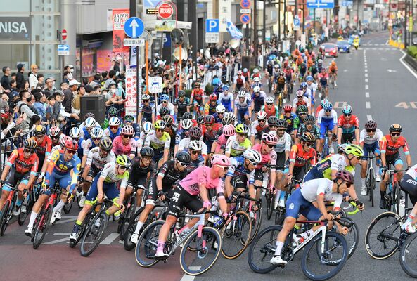 大通りを駆け抜ける各国のトップレーサーたち＝2023年10月14日、宇都宮市泉町
