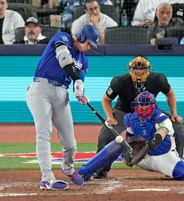 ブルージェイズ戦の6回、2試合連続本塁打となる3号ソロを放つドジャース・大谷=トロント(共同)