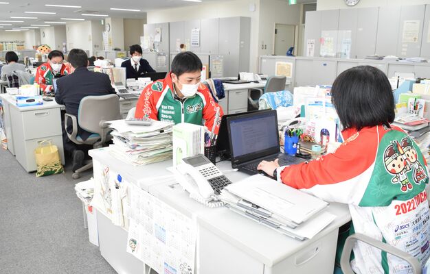 県国体・障害者スポーツ大会局では通常業務で仕事納めを迎えた＝28日午後、県庁北別館