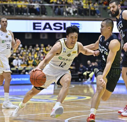 ゴールへアタックするブレックスの高島＝２月11日の１次リーグ台北富邦戦より