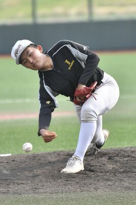 打撃練習で投球する石橋の平間投手
