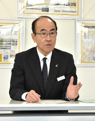 インタビューに応じる高井徹社長