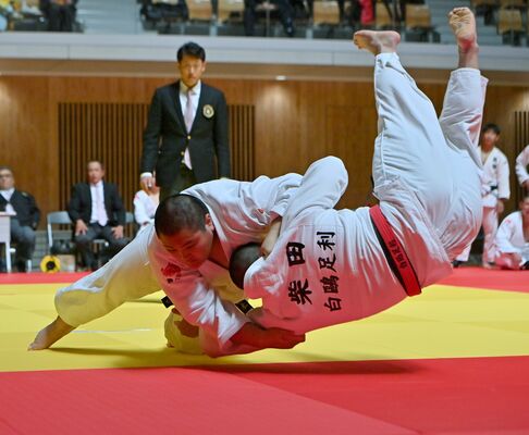 男子団体決勝　国学栃木の大将・笹原が内股で一本を奪う＝ユウケイ武道館