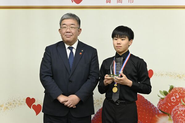 中村市長（左）から功労賞を授与された加藤さん