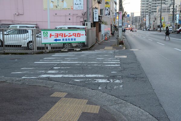 本来は必要な横断歩道標識が設置されていない交差点＝20日午後４時50分、宇都宮市駅前通り３丁目