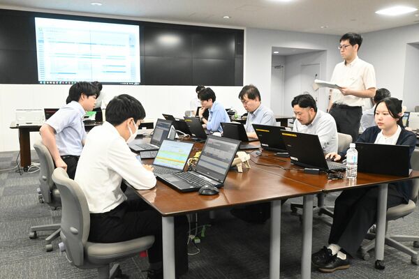 県内市町が入力した災害情報を確認する県の担当者＝28日午前、県庁