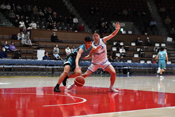 第１クオーター５分、白鴎大の池田（右）がオールコートディフェンスでプレッシャーを掛ける＝代々木第二体育館