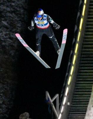 　Ｗ杯ジャンプ男子個人第１戦で５位となった小林陵侑の２回目の飛躍＝リレハンメル（共同）