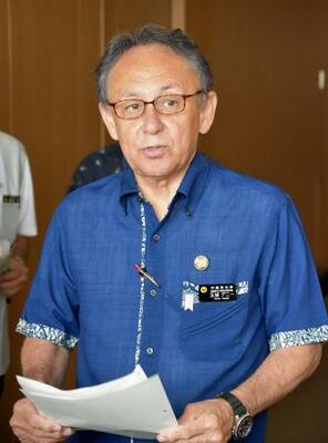 記者団の取材に応じる沖縄県の玉城デニー知事=9日午前、文科省