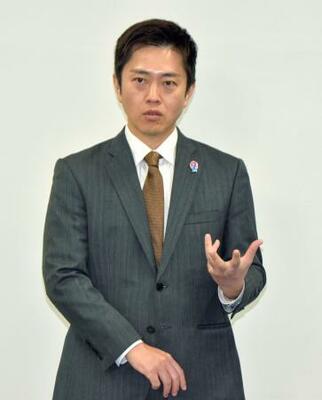 　大阪府庁で記者団の取材に応じる吉村洋文知事＝１９日