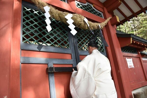 登拝門にかんぬきをかける斎藤権宮司