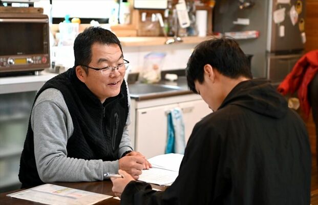 樹さん（右）に語りかける金井さん。樹さんが中学生の時からすぐそばで関わり続けている＝２０２３年12月上旬、日光市内