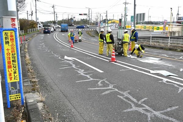 第１弾で国道１２１号東進の路面標示を変更する施工業者ら