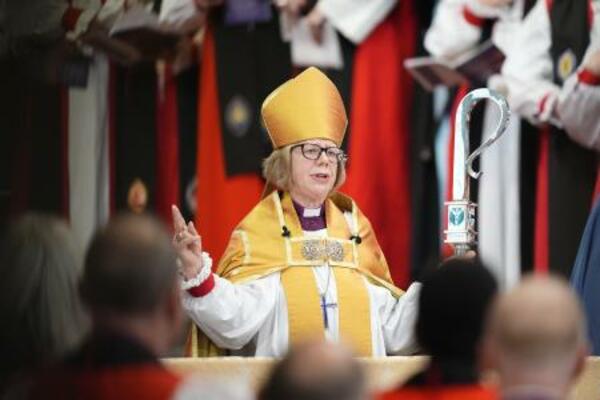 25日、就任式に臨む英国国教会の最高位聖職者サラ・ムラーリー・カンタベリー大主教=英南東部カンタベリー(ゲッティ=共同)