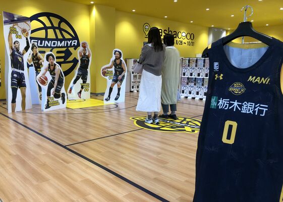 選手のパネルなどが展示されている「ＢＲＥＸ　ＴＥＲＲＡＣＥ」＝ウツノミヤテラス
