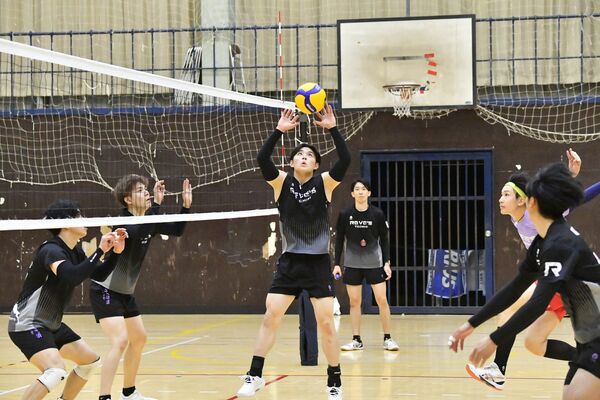 開幕に向けて練習するレーヴィスの選手たち＝足大付高体育館
