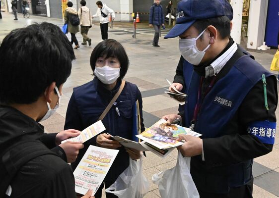 闇バイトに対して注意を促す少年指導委員ら＝20日午後７時、宇都宮市江野町