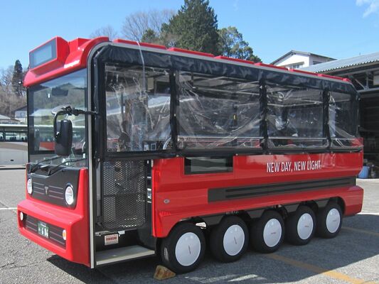 グリーンスローモビリティの車両（東武バス日光提供）