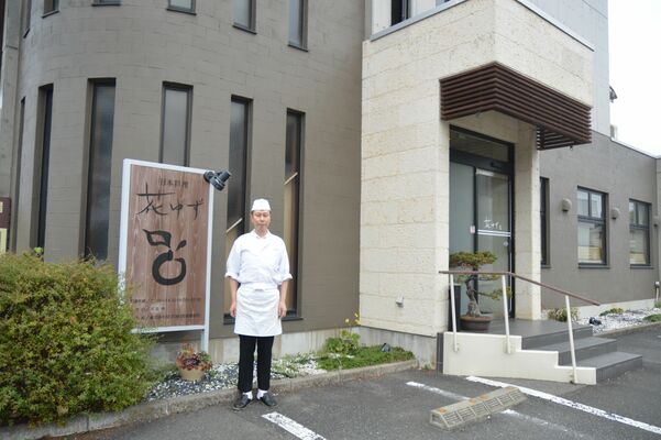 「五感で楽しむ日本料理」を掲げる「花ゆず」店主の菅谷さん